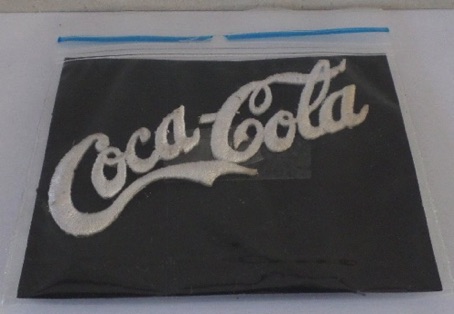 9545-1 € 5,00 coca cola geborduurde letters kleur wit.jpeg